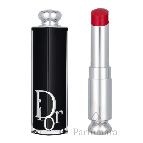 Luxuriöser Lippenstift und Etui auf schwarzem Hintergrund